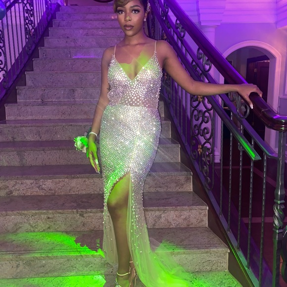 Glamorous gown for Gala’s, Black Tie Affairs, and Red Carpet Events or Prom - Picture 2 of 5